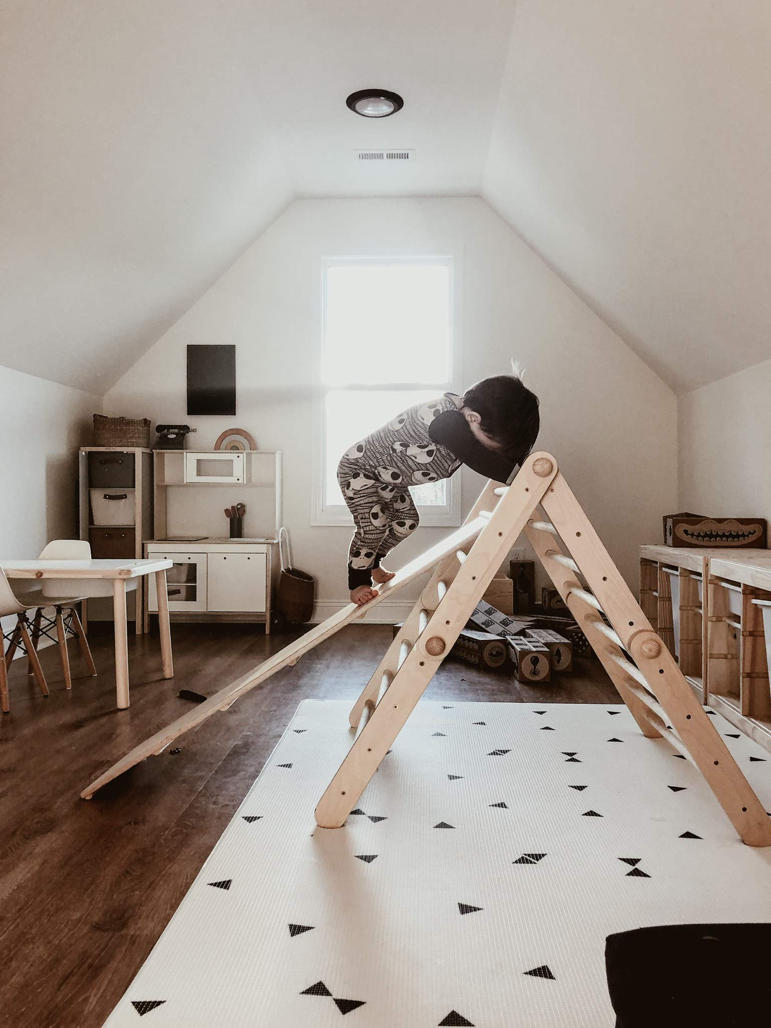 LITTLE Bot Ofie Mat pets-friendly design stands up to everyday family use.