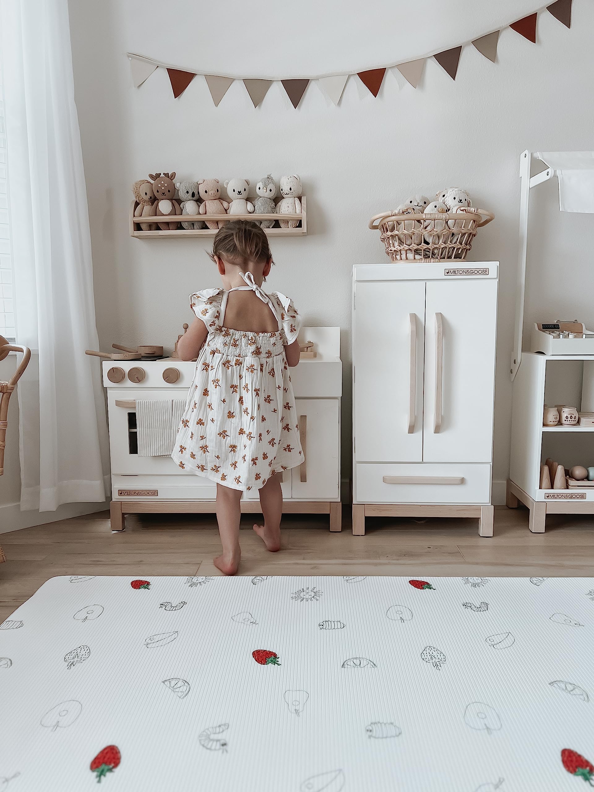 LITTLE Bot play mat with stripe edge aids visual tracking and independent exploration.