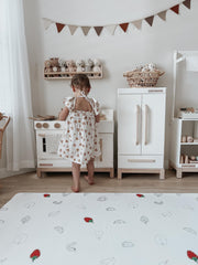 LITTLE Bot play mat with stripe edge aids visual tracking and independent exploration.