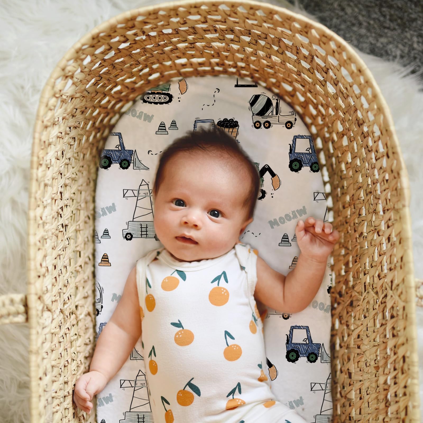Little Grape Land hourglass-fit image illustrates compatibility with multiple bassinet shapes.