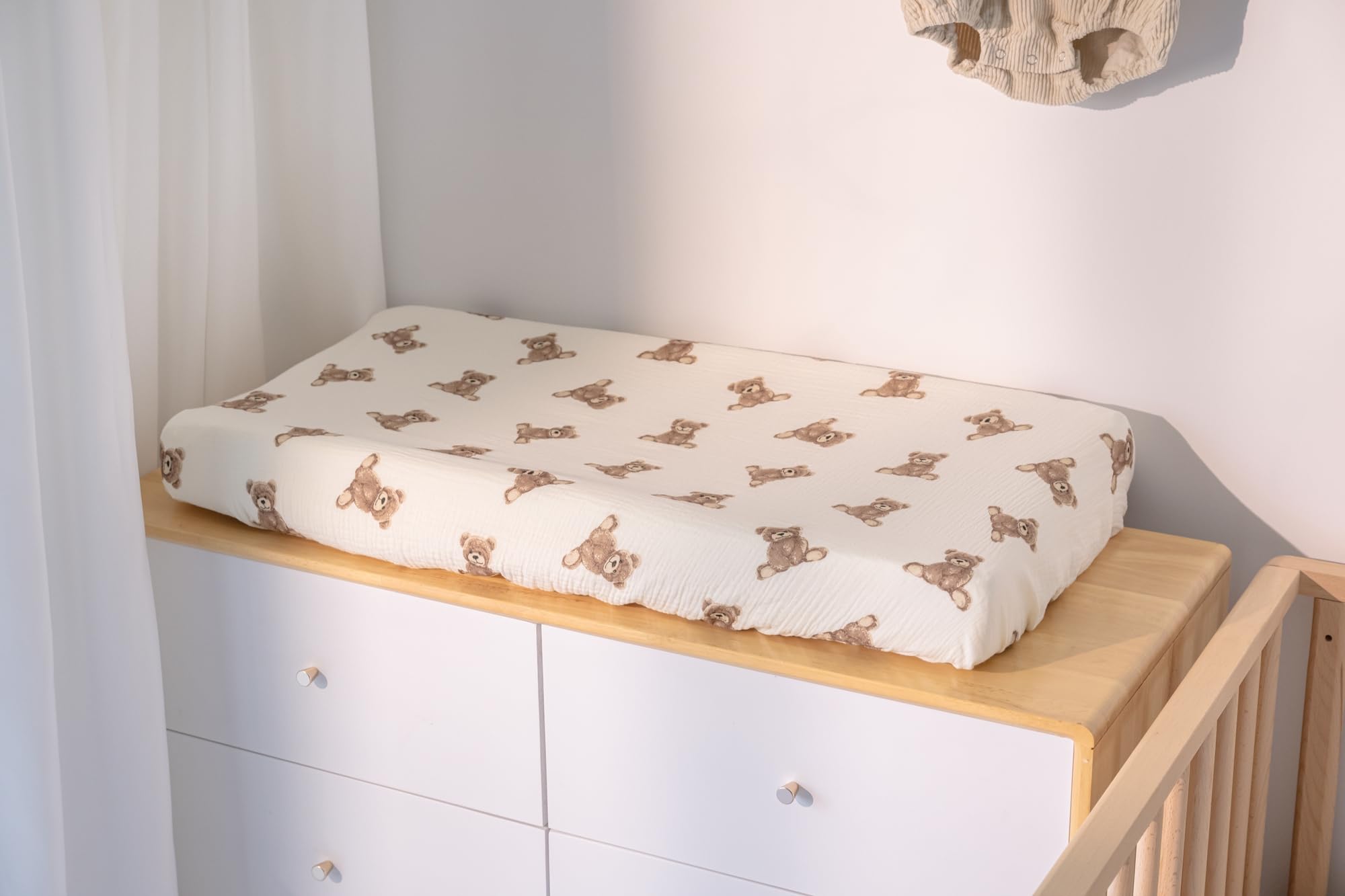 Little Jump snug-fit elastic ensures secure diaper changes on the cover.