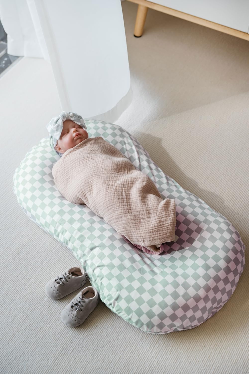 Little Jump green checkered lounger cover delivers breathable softness for baby comfort.