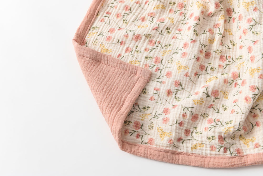 Little Jump muslin blanket swaddle-setup highlights soft, airy fabric ideal for cozy swaddling.