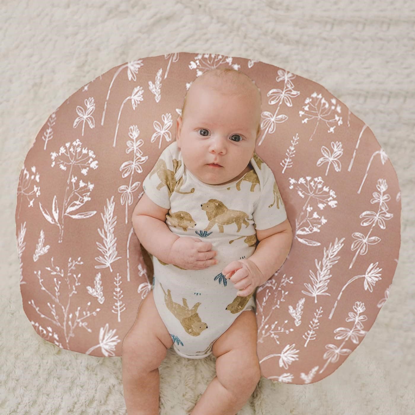Little Jump stretchy fabric ensures a secure fit on standard nursing pillows.