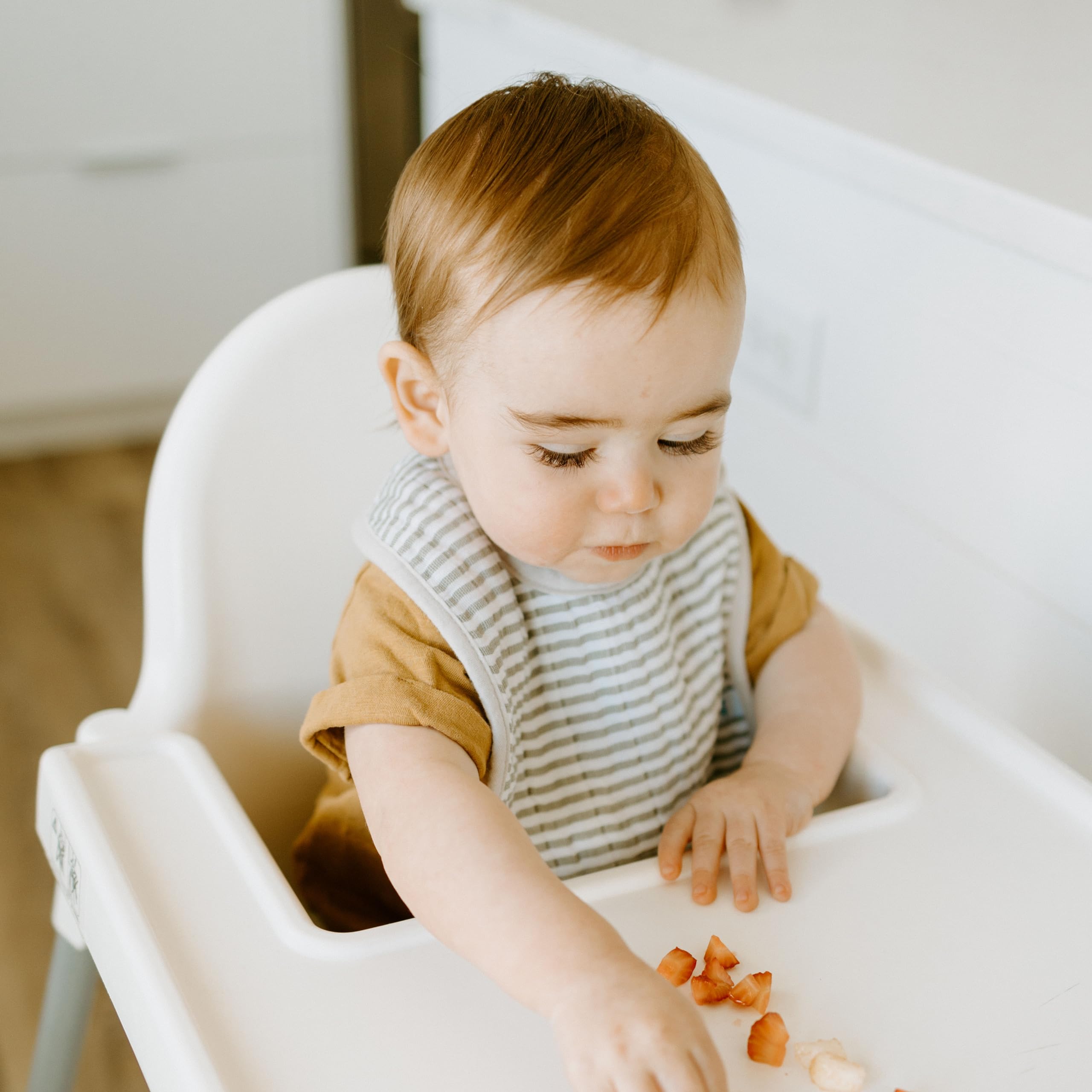 Little Unicorn Premium Classic Bib Dino Friends 2 face-wipe-comfort signals skin-friendly, non-scratch wipe.