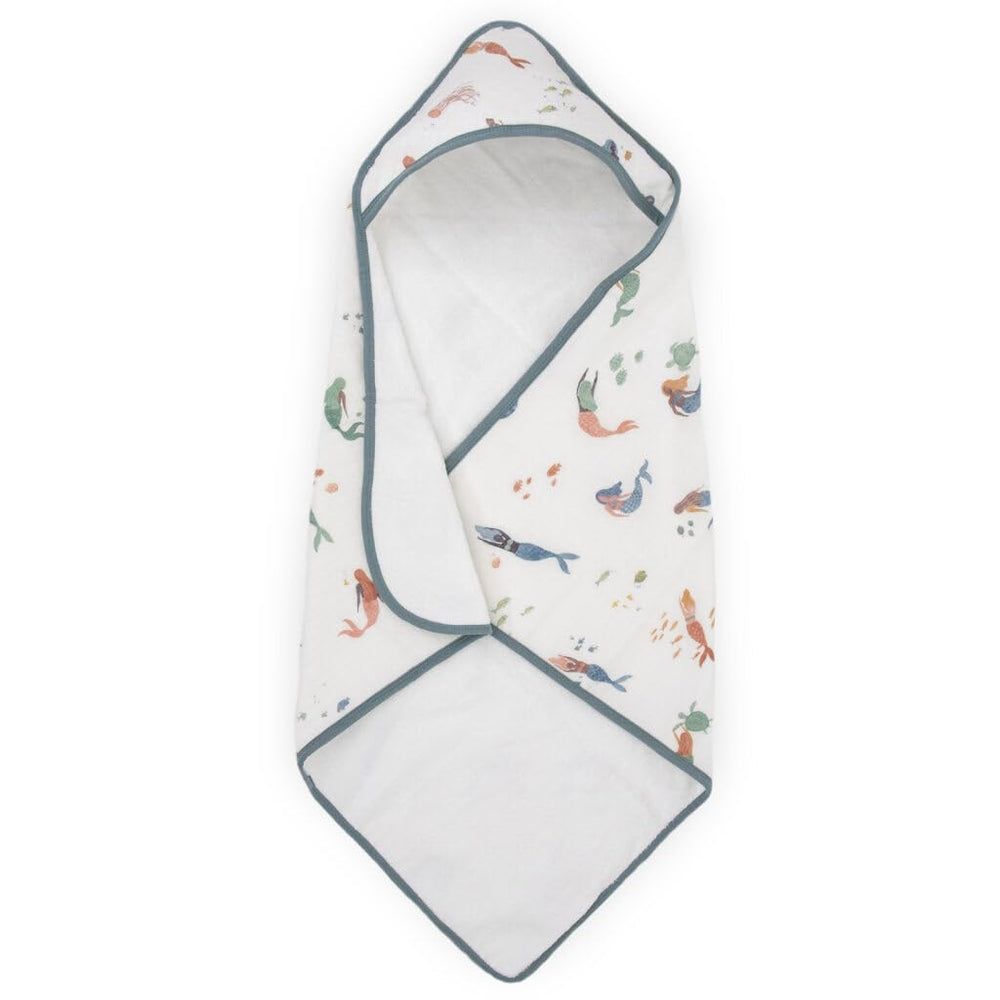 Little Unicorn mermaids towel used after bath for cozy skin warmth and drying.