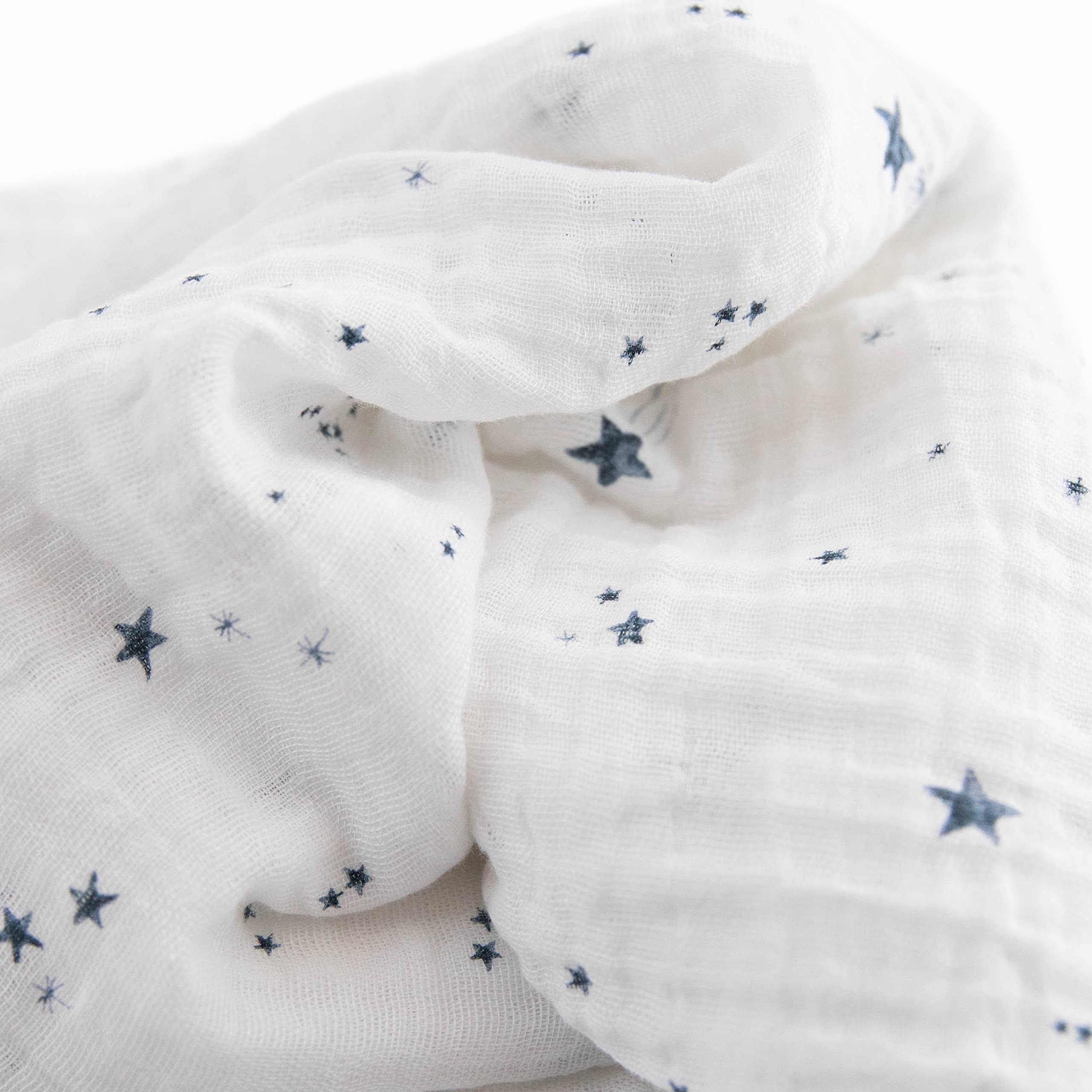 Little Unicorn swaddle Planetary 2 stroller-use scene highlights on-the-go versatility.
