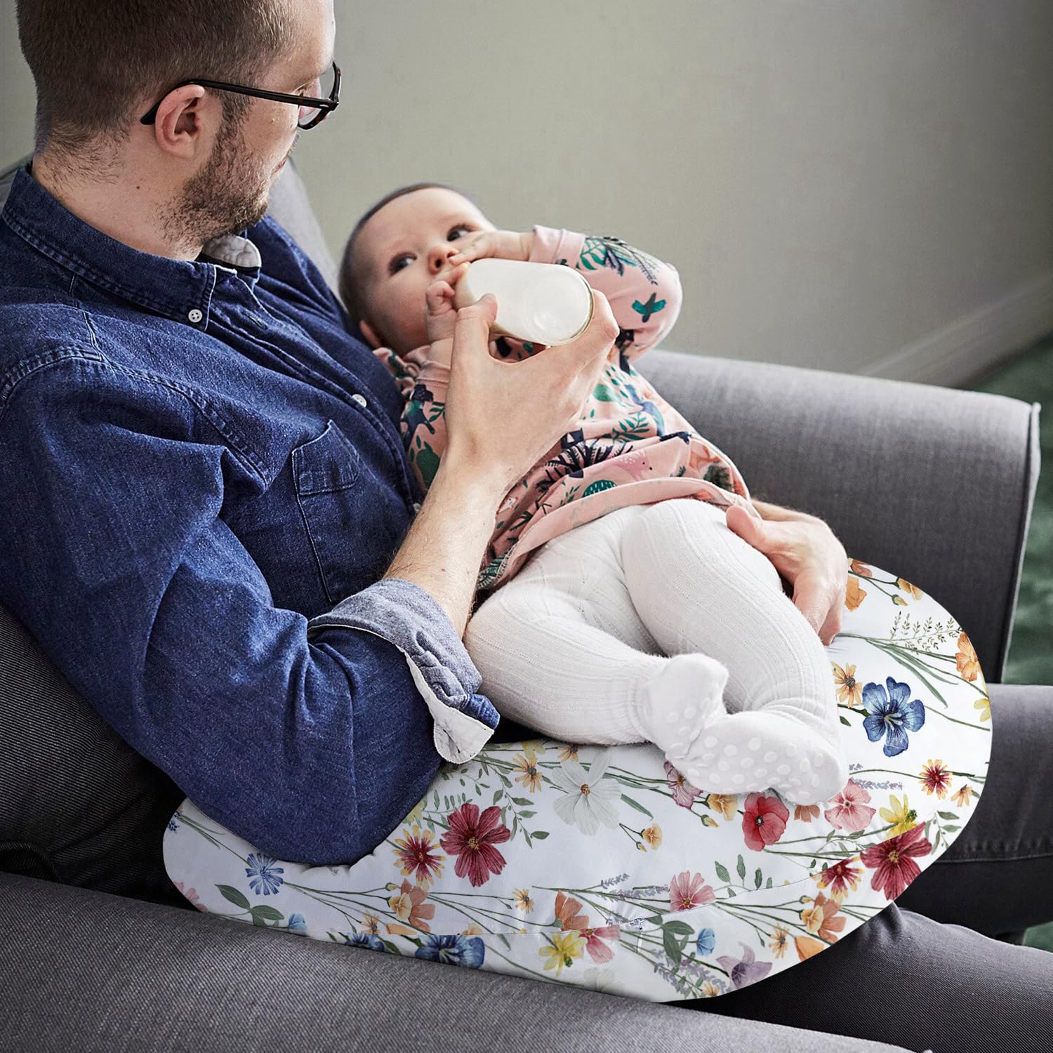 Little Grape Land baby-propped feeding position shows stable support for upright nursing.