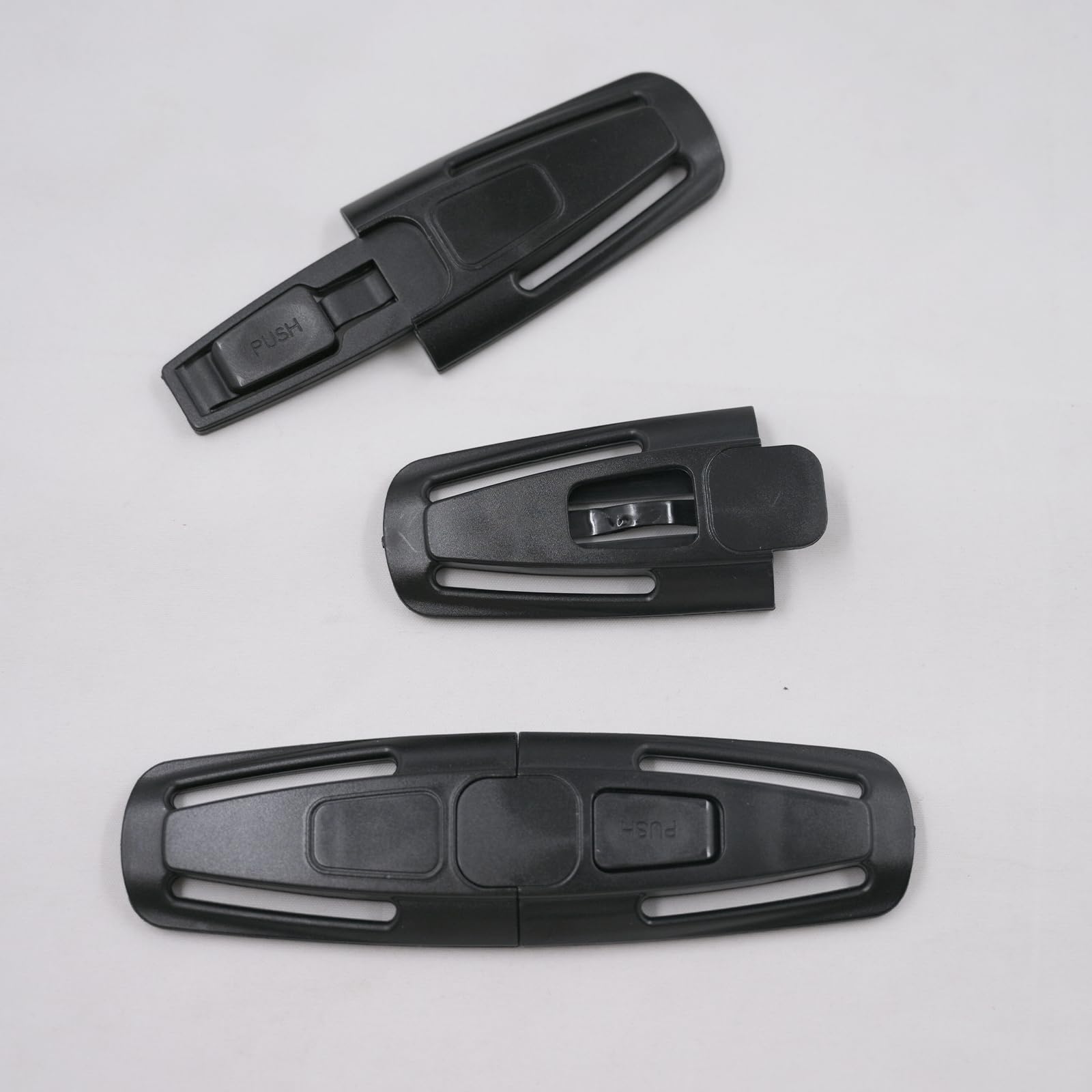 LiXiongBao buckle on stroller shows adjustable guard for child safety