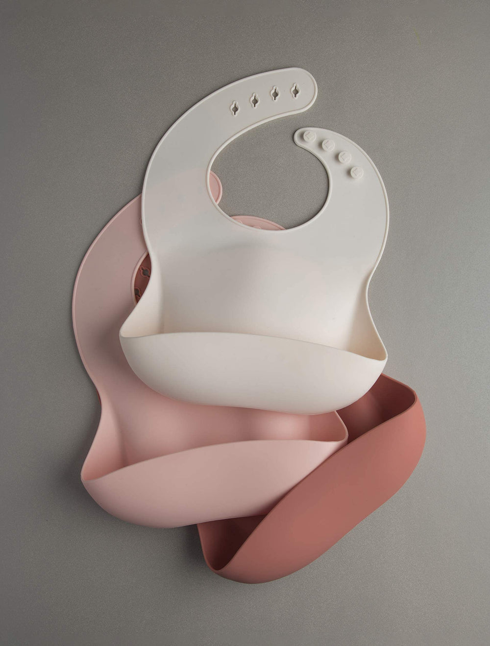 Loulou Lollipop bib Coconut Cream next to dishwasher-safe label.