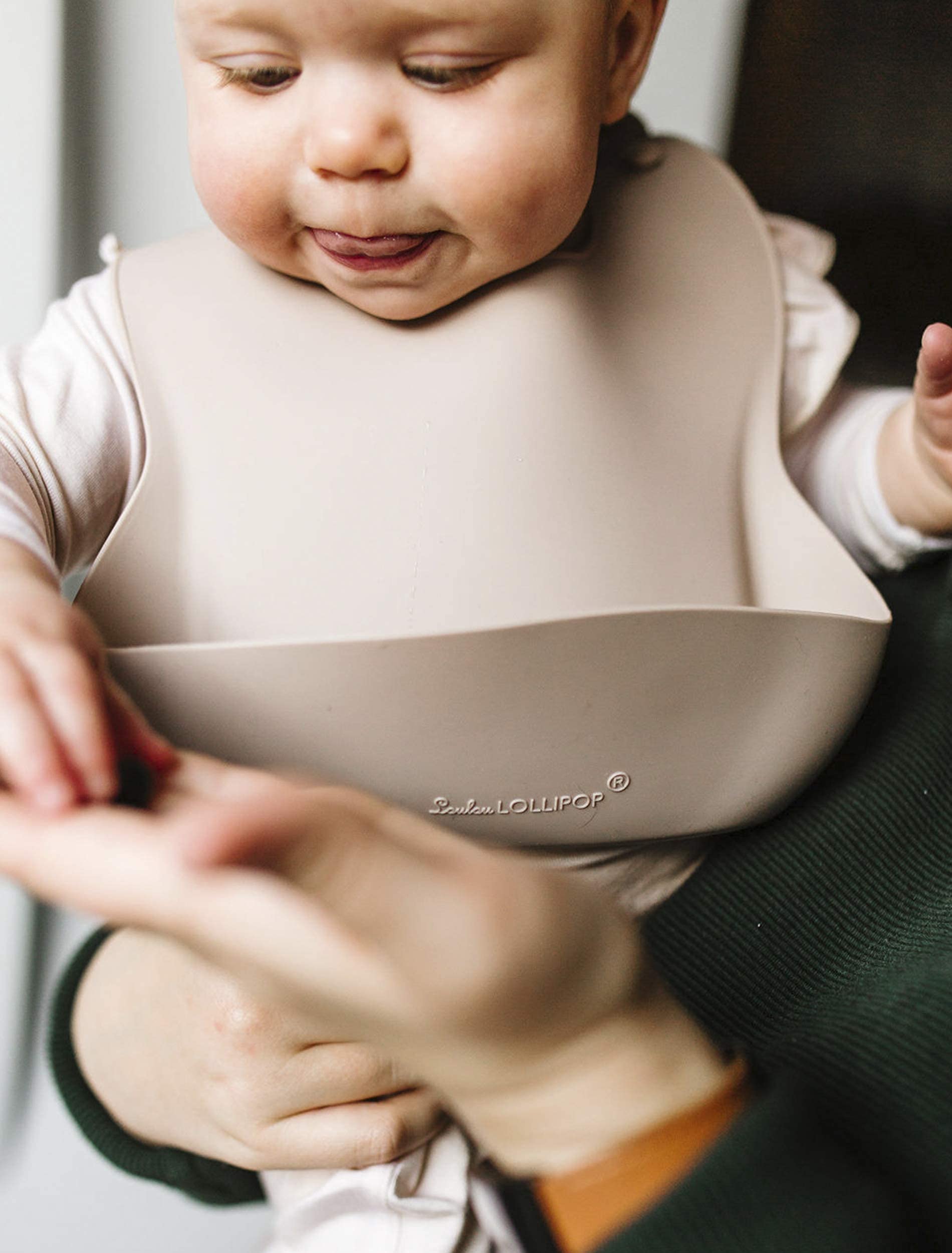 Loulou Lollipop silicone bib wipe-clean surface after messy meals.
