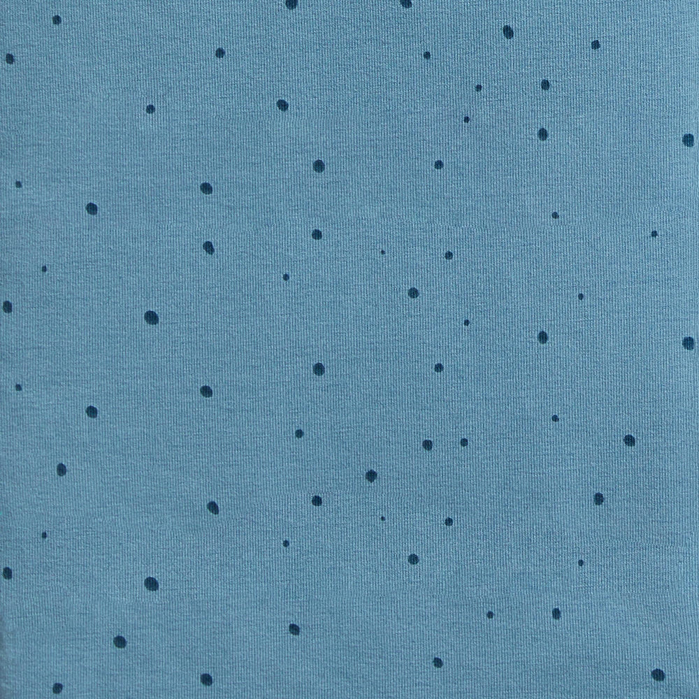 Love To Dream Swaddle Up Storm Blue helps reduce startle disturbances during sleep.