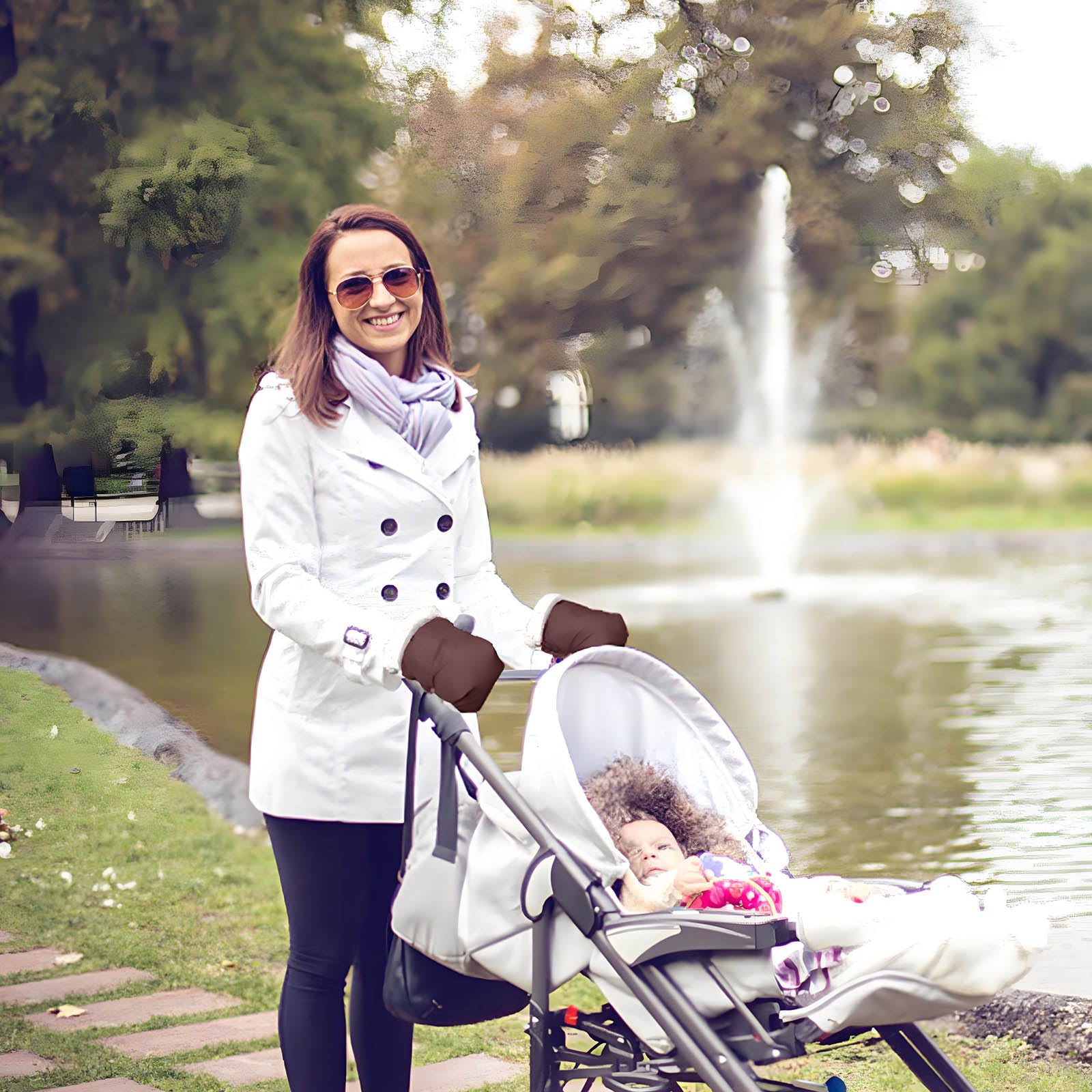 LovelyPaws easy-install stroller gloves for quick warmth on the go.