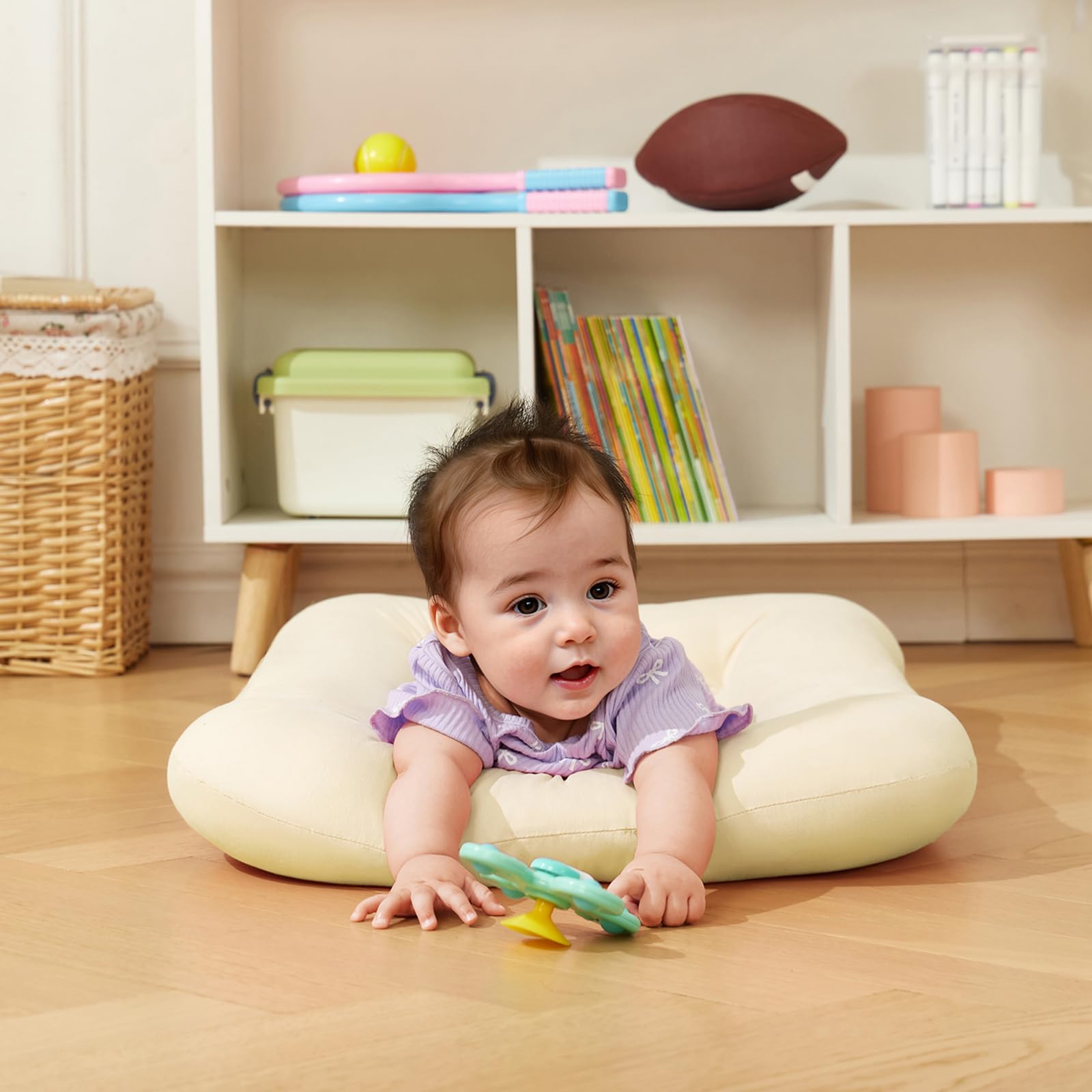 Lucakuins baby lounger portable design ideal for living room and grandparent visits.