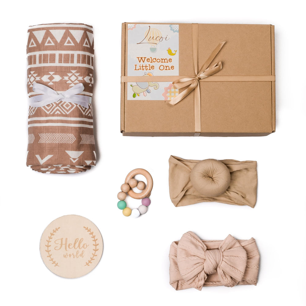 LUCOI newborn photo moments with pastel tones and props