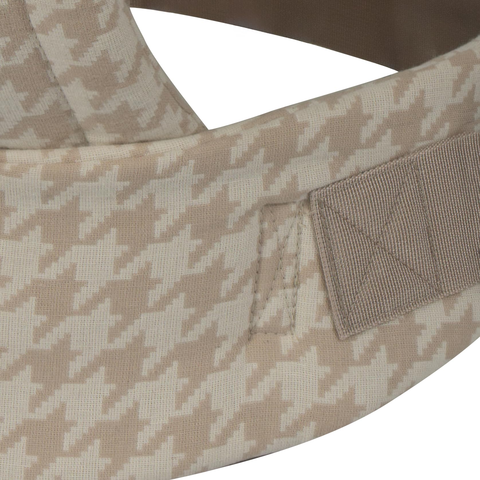 Lujifo Baby Carrier provides ergonomic waist support for extended wear.