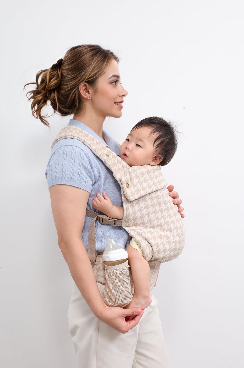 Lujifo Baby Carrier has a hidden phone pocket for essentials.