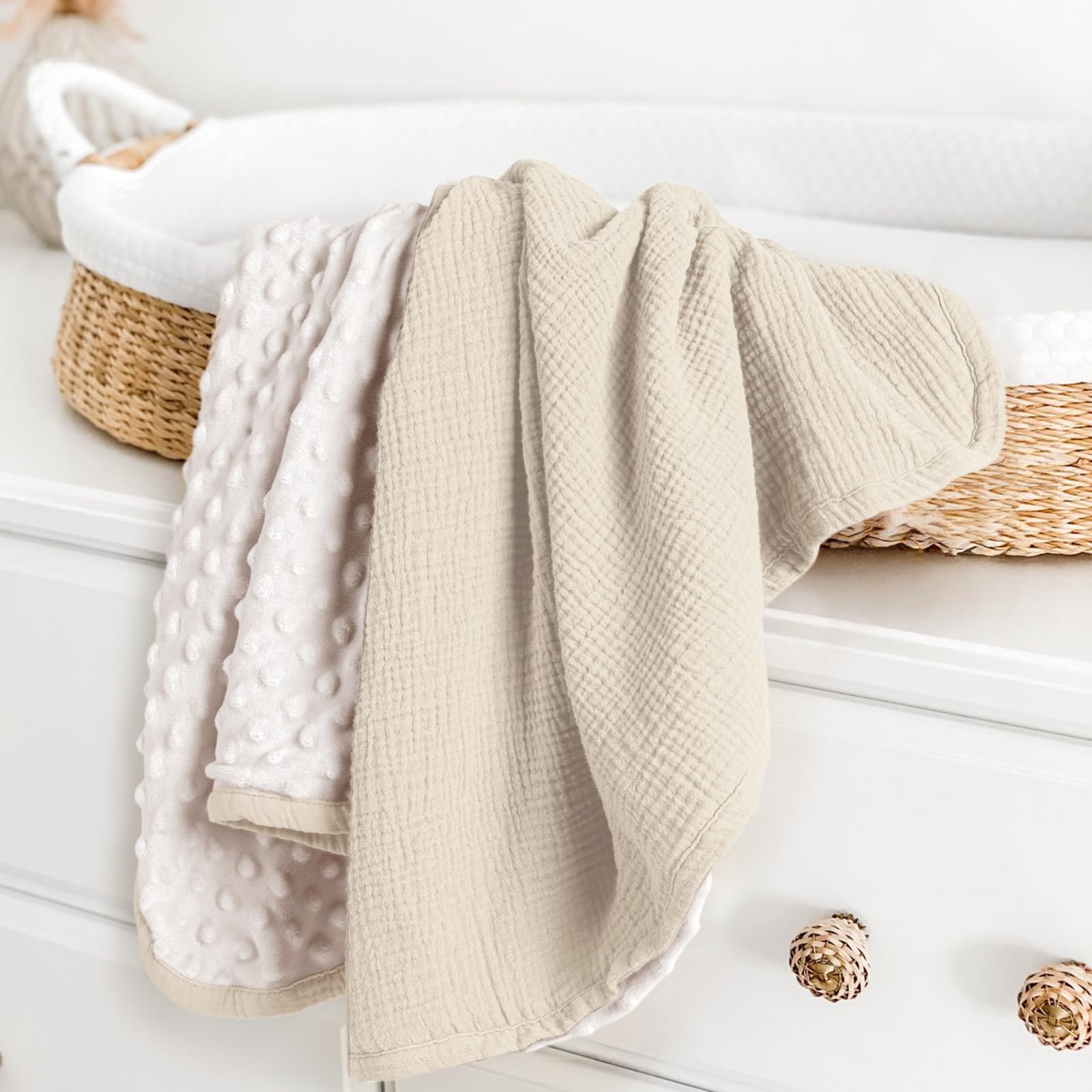 lulumoon baby blanket muslin-front detail highlights breathable fabric for daytime naps