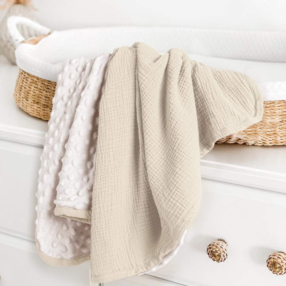 lulumoon baby blanket muslin-front detail highlights breathable fabric for daytime naps