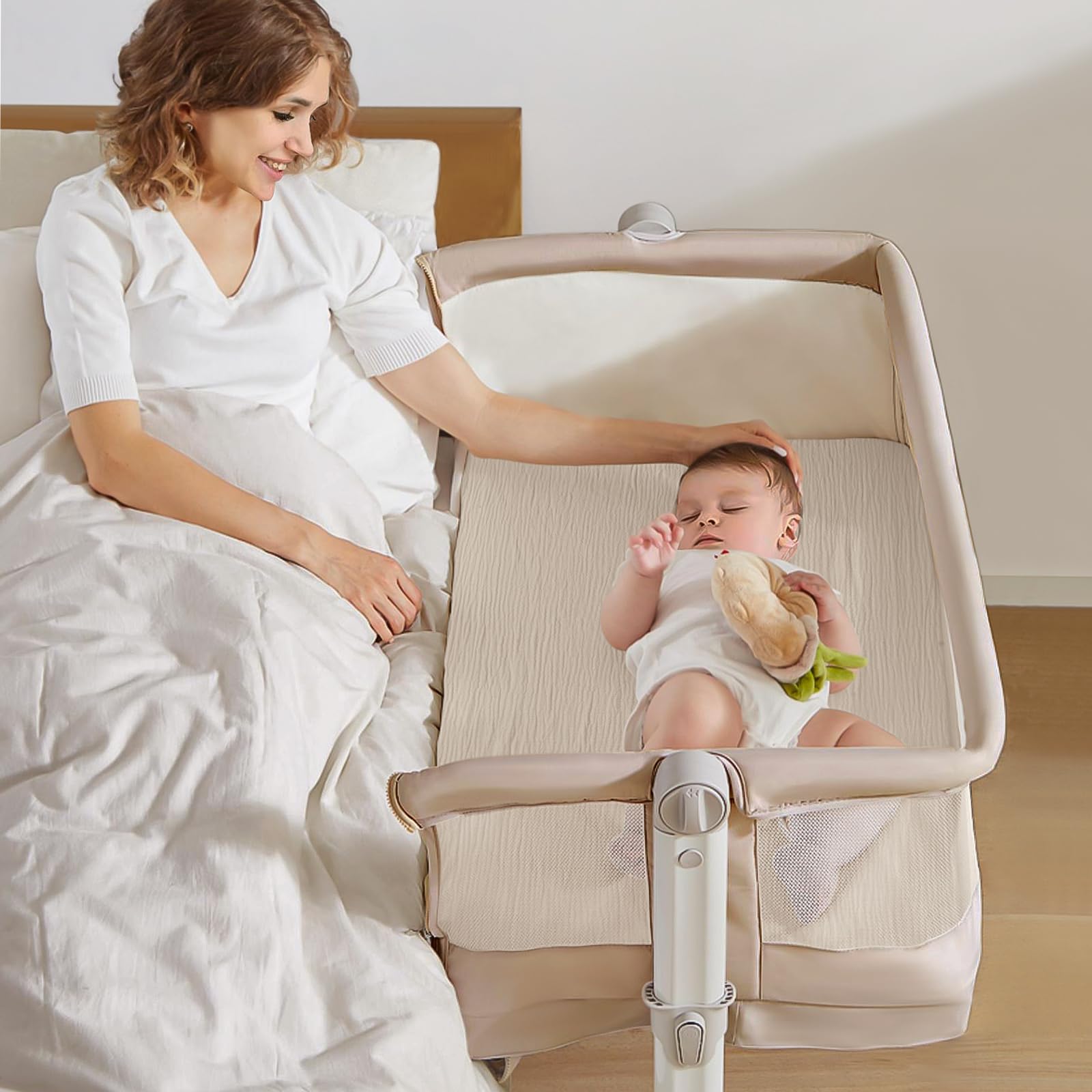 Lulumoon Muslin Bassinet Sheets elastic edge demonstrates secure fit across common mattress sizes.