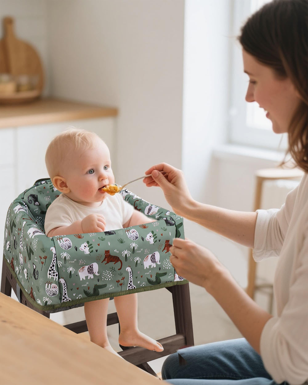 Lunobubo green dinosaurs pattern adds kid-friendly style at meals