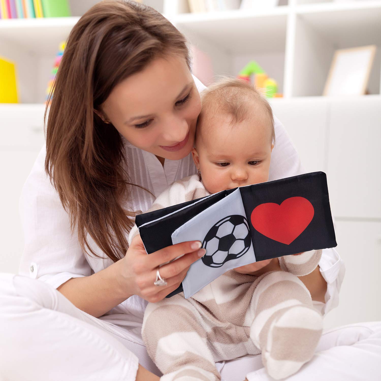 Lupantte cloth book helps color and graphic recognition during play.
