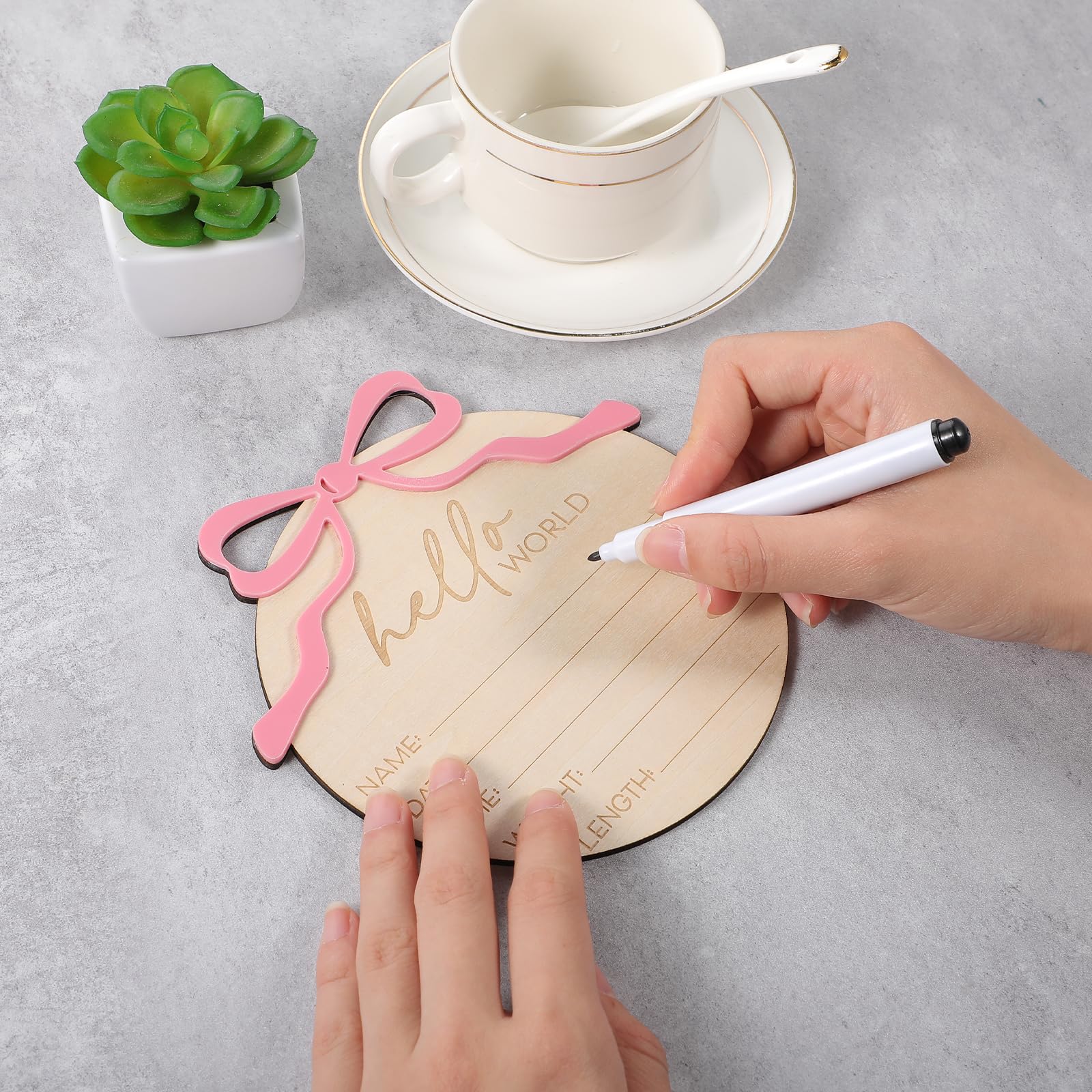 Lusofie baby photo prop sign supports memorable birth announcements.