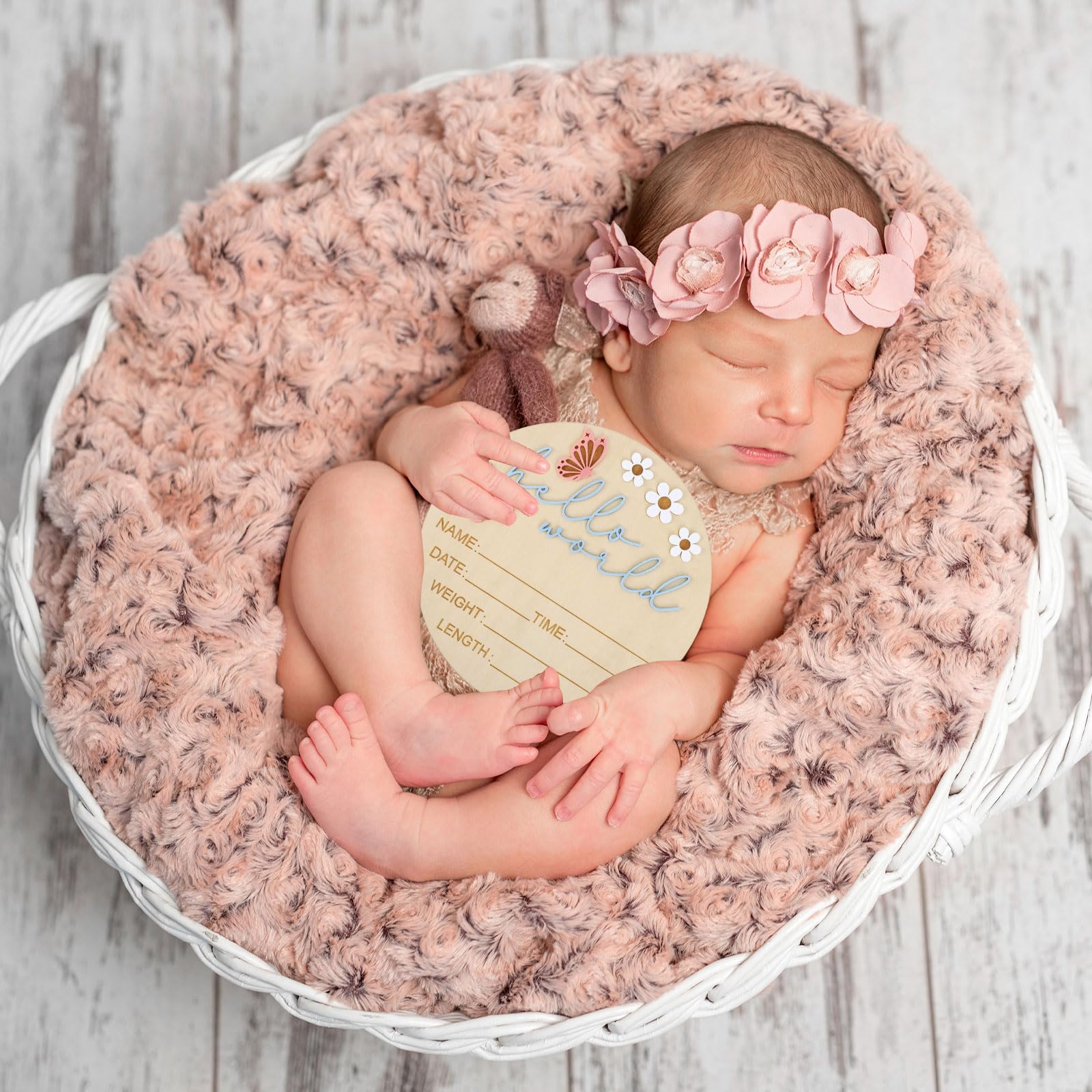 Lyreh Hello World Newborn Sign gift-ready packaging makes a thoughtful newborn welcome.