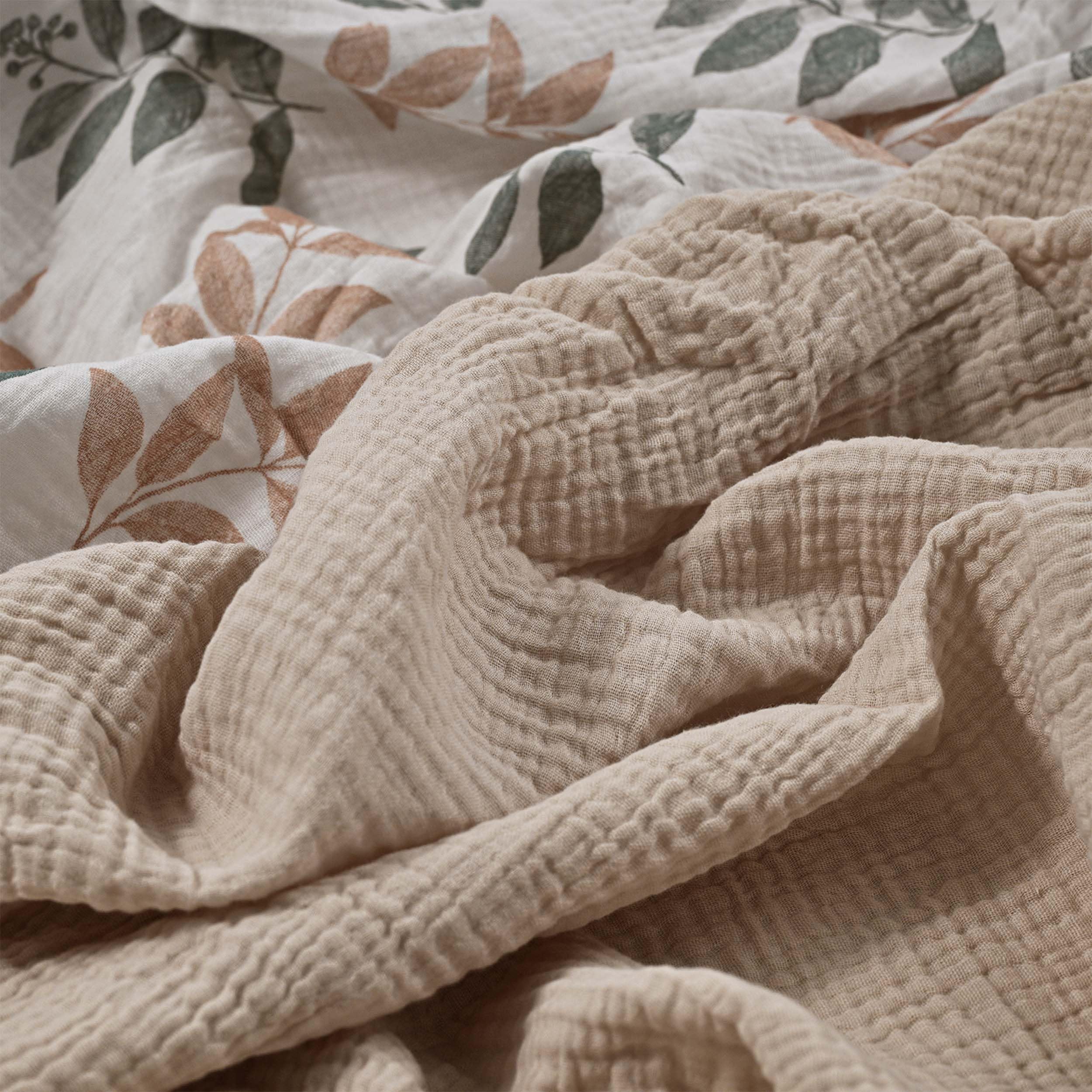 LYRICHOM BABY Bright Leaves unisex colors pack complements any nursery decor.