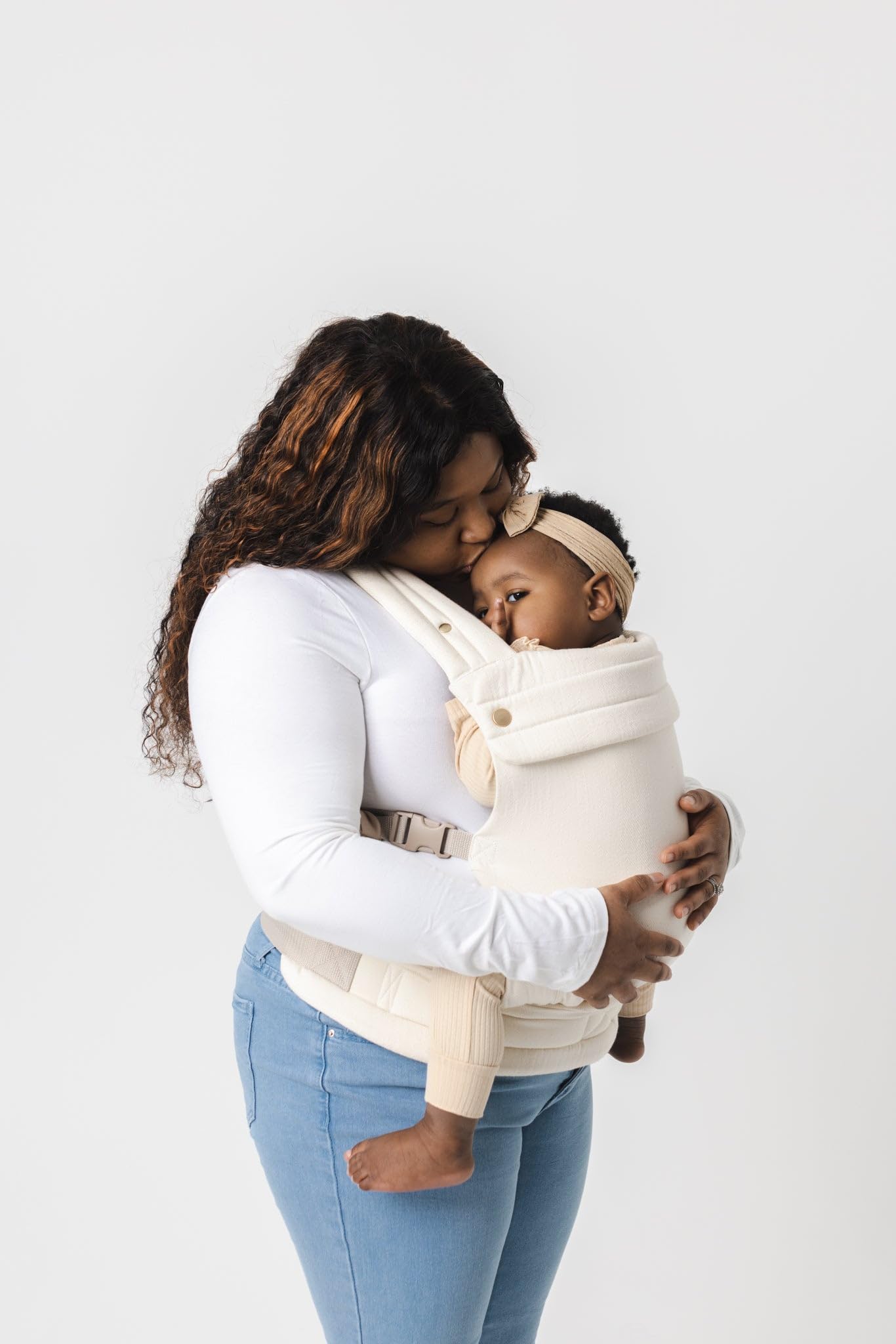Mabē Monarch ivory back carry supports older babies during family outings