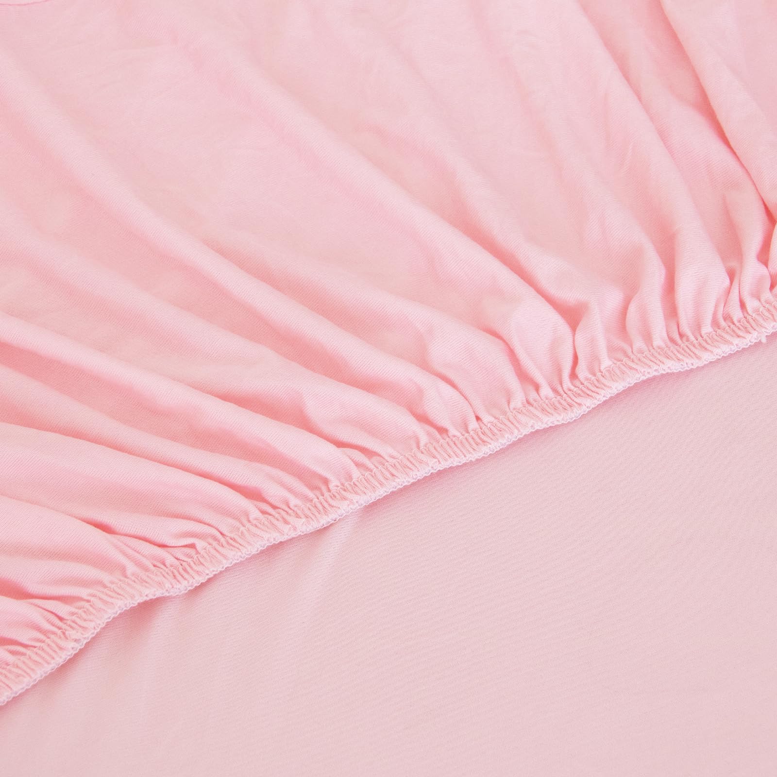 Magik & Kover 360-degree deep-pocket fit ensures full mattress coverage.