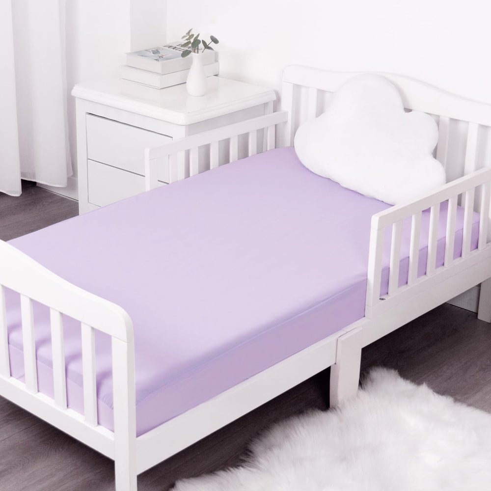 Easy-care sheet dries quickly and resists fading.