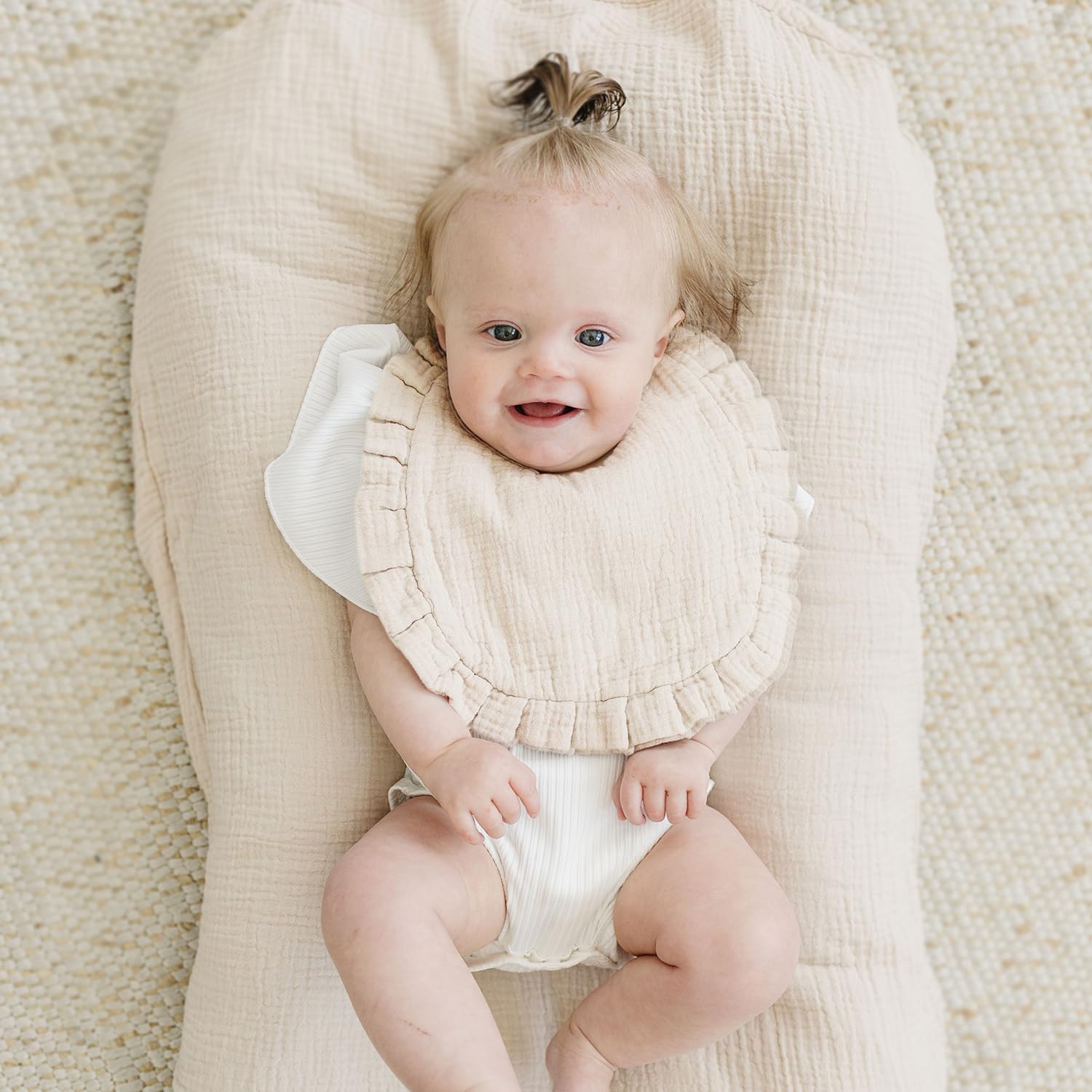 MairMore flounce border bib detail with lace-like edge adds cute luxury to daily wear.