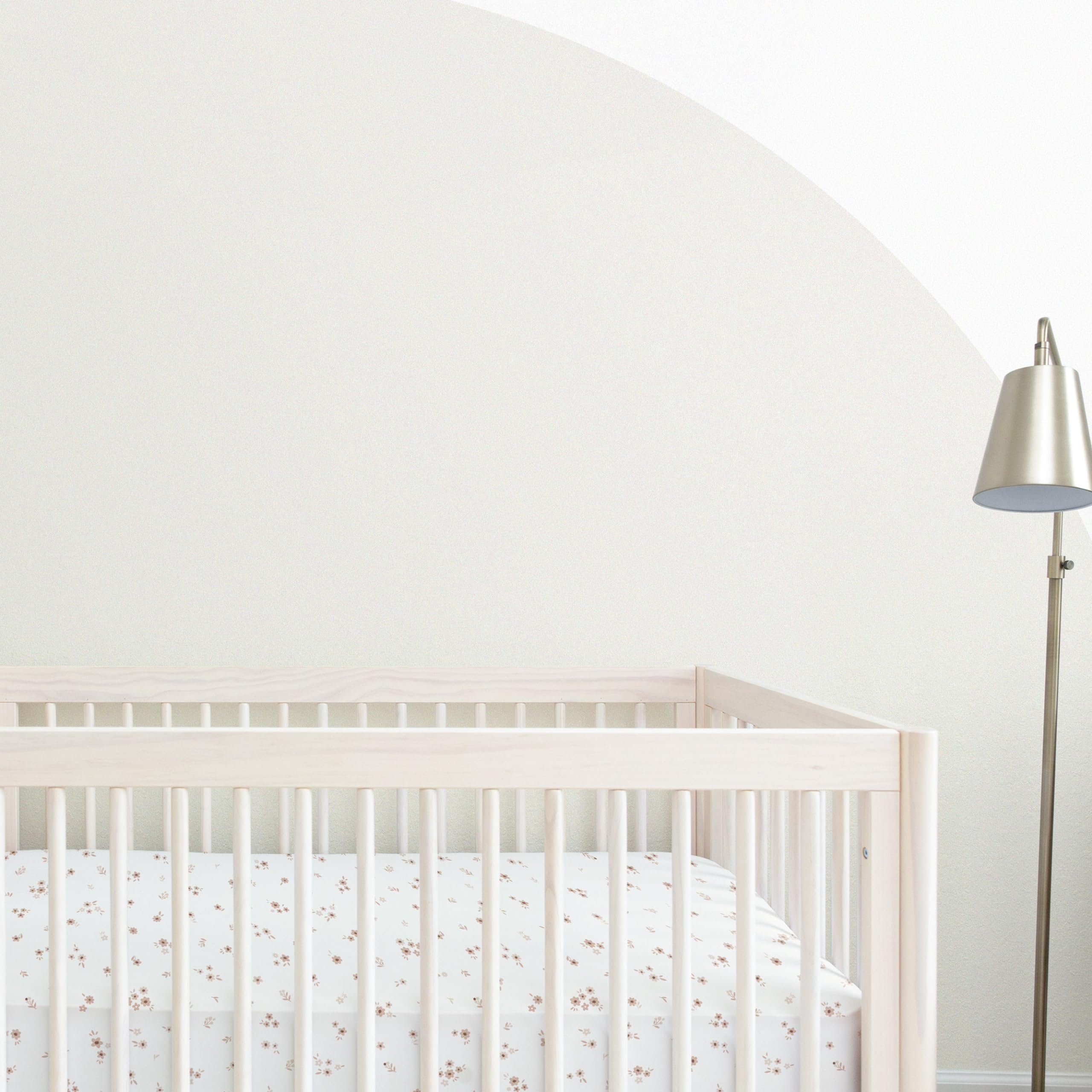 Makemake Organics Bloom crib sheet elastic edge demonstrates secure, snug fit.