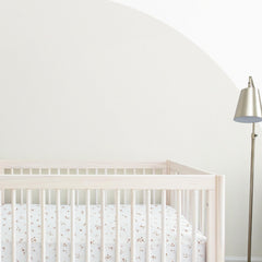 Makemake Organics Bloom crib sheet elastic edge demonstrates secure, snug fit.