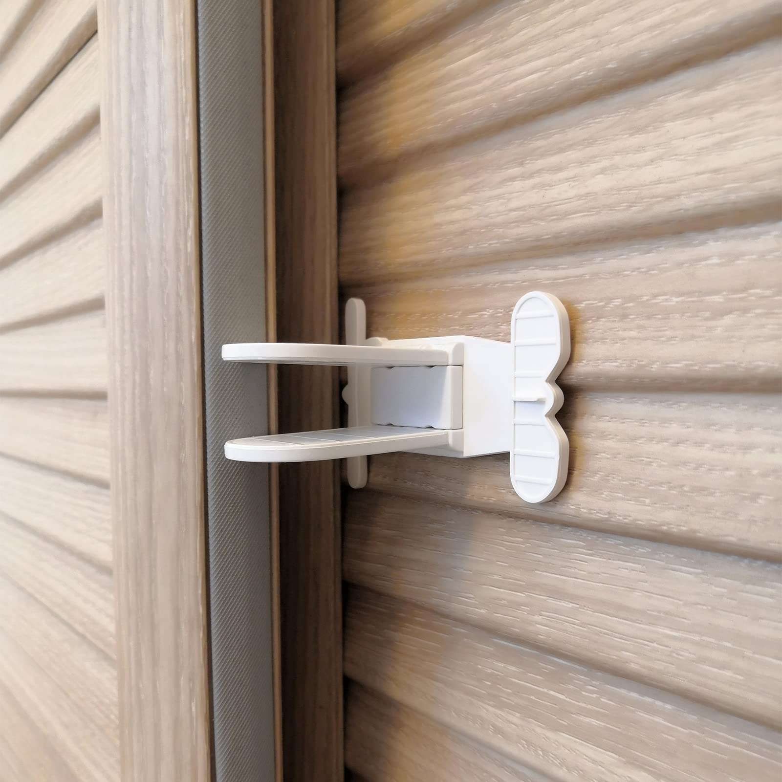 Makibi sliding-door-lock closeup shows compact one-hand operation.
