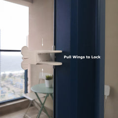 Makibi sliding-door-lock in use demonstrates one-hand locking.