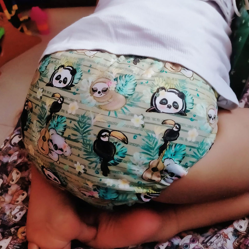Mama Koala 3.0 interior in athletic wicking jersey keeps baby dry and comfortable.