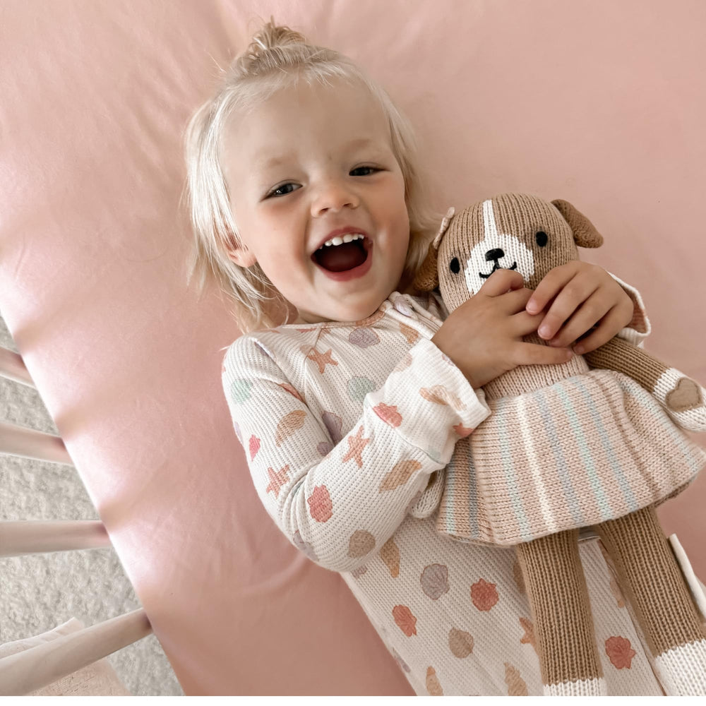 Max&So fitted-edges crib sheet demonstrating secure elastic corners for snug fit