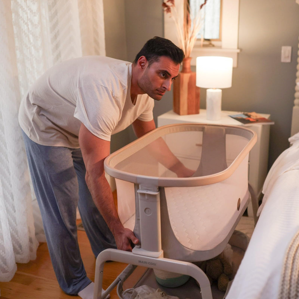 Maxi-Cosi Iora bedside-use demonstrates close sleep arrangement for nighttime checks.