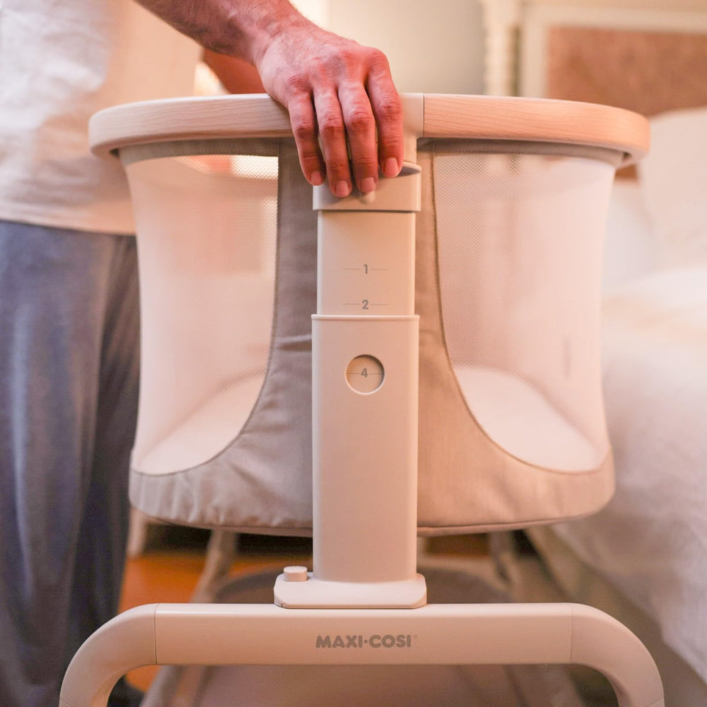 Maxi-Cosi Iora bassinet safety mattress emphasizes firm surface and safe sleep compatibility.