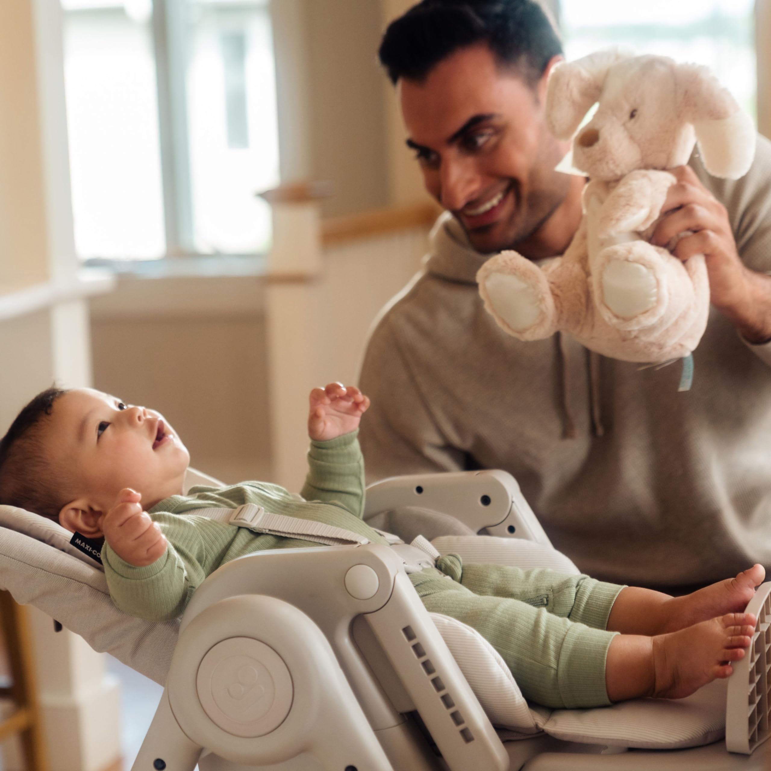 Maxi-Cosi Minla dishwasher-safe-snack-tray simplifies post-meal cleanup.