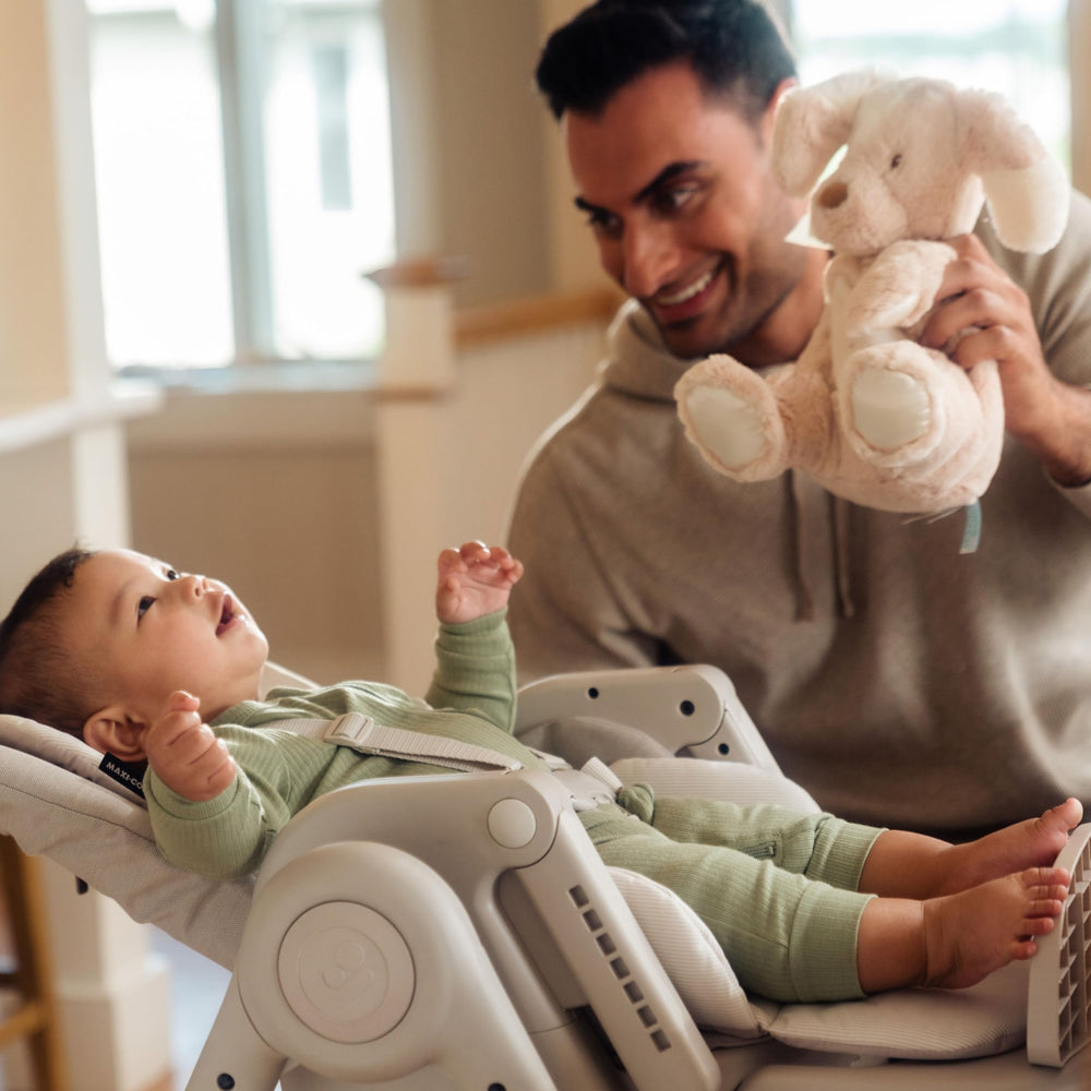 Maxi-Cosi Minla dishwasher-safe-snack-tray simplifies post-meal cleanup.