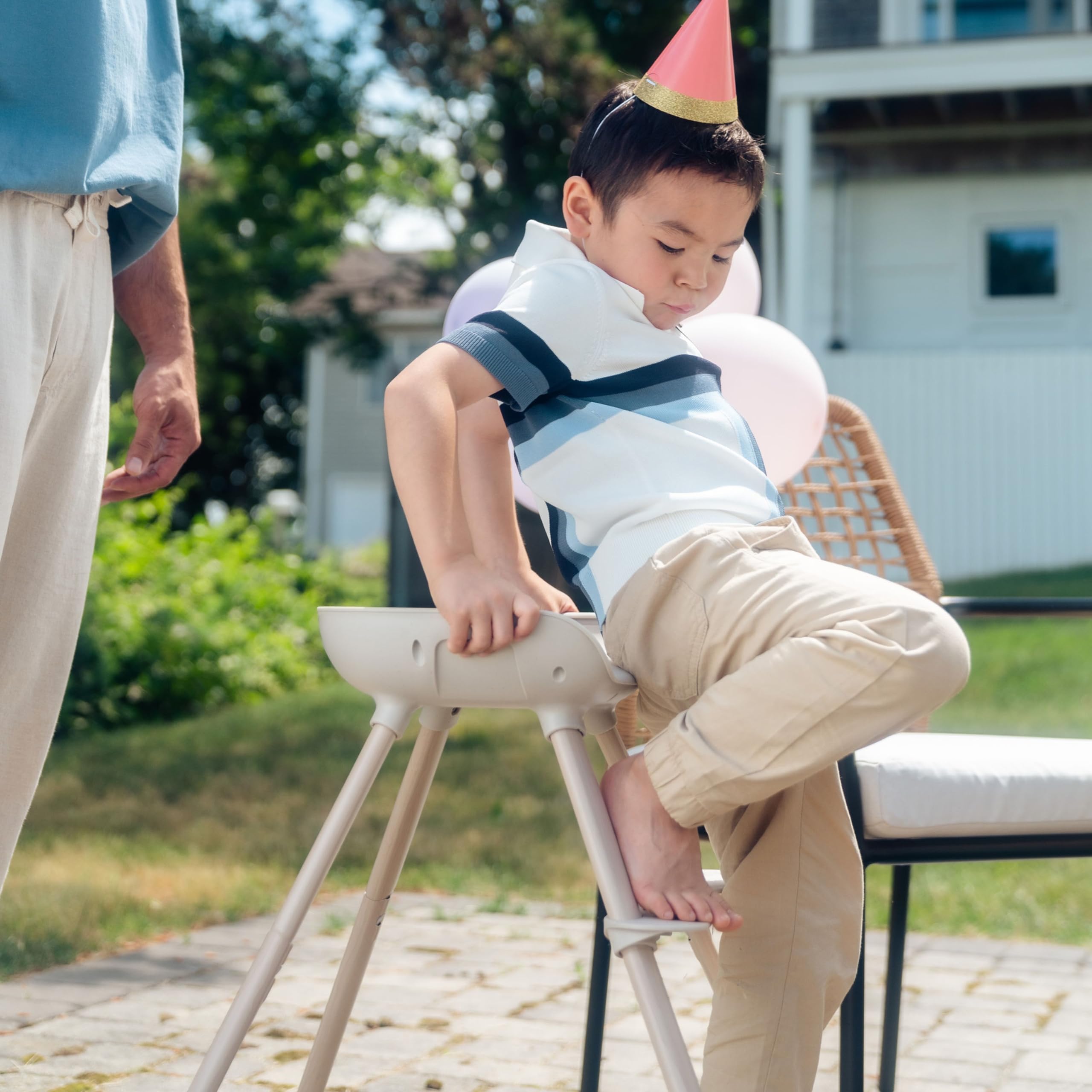 Maxi-Cosi Moa stool for your big kid supports growing independence.