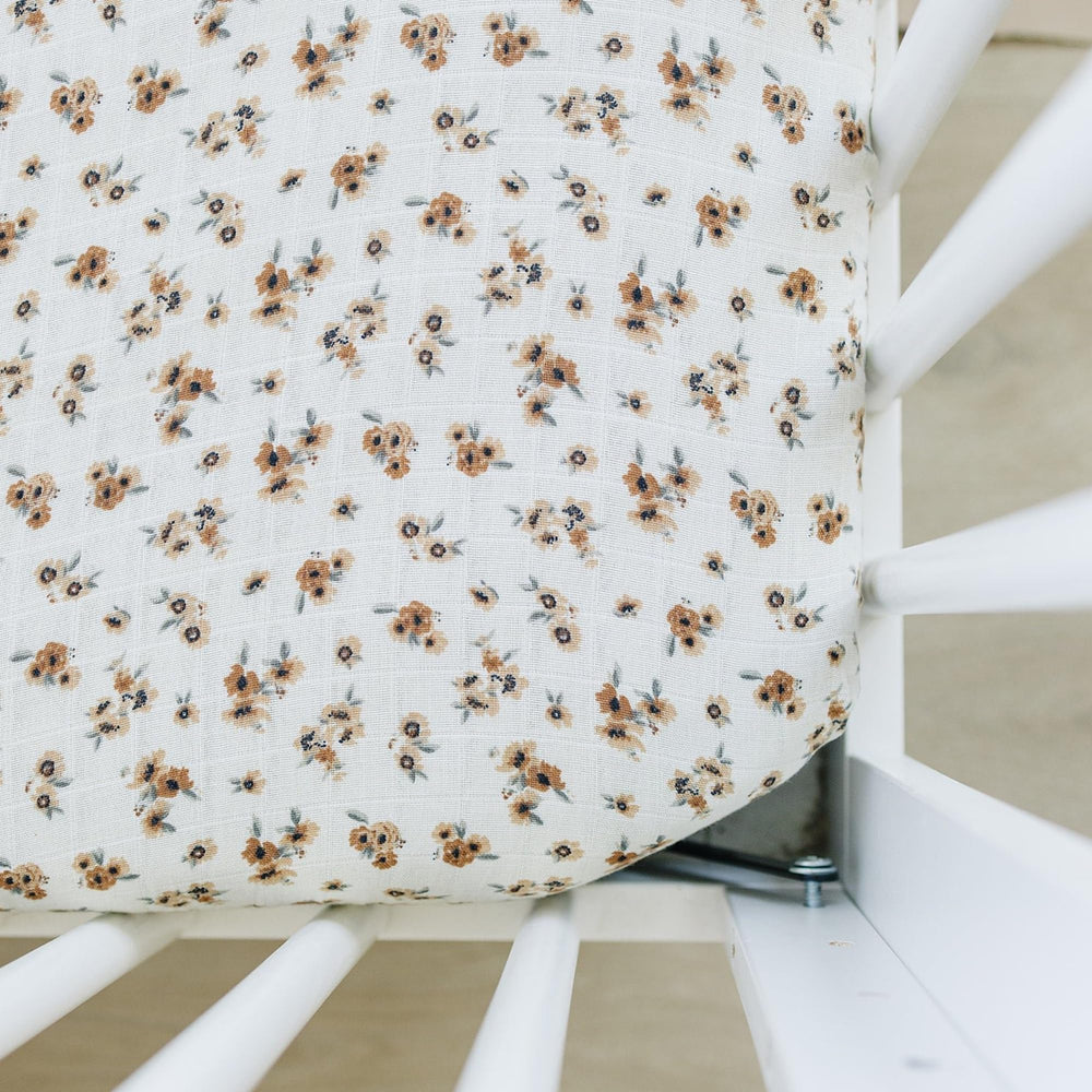 Mebie Baby Autumn Bloom muslin sheet: soft texture for cozy baby sleep.