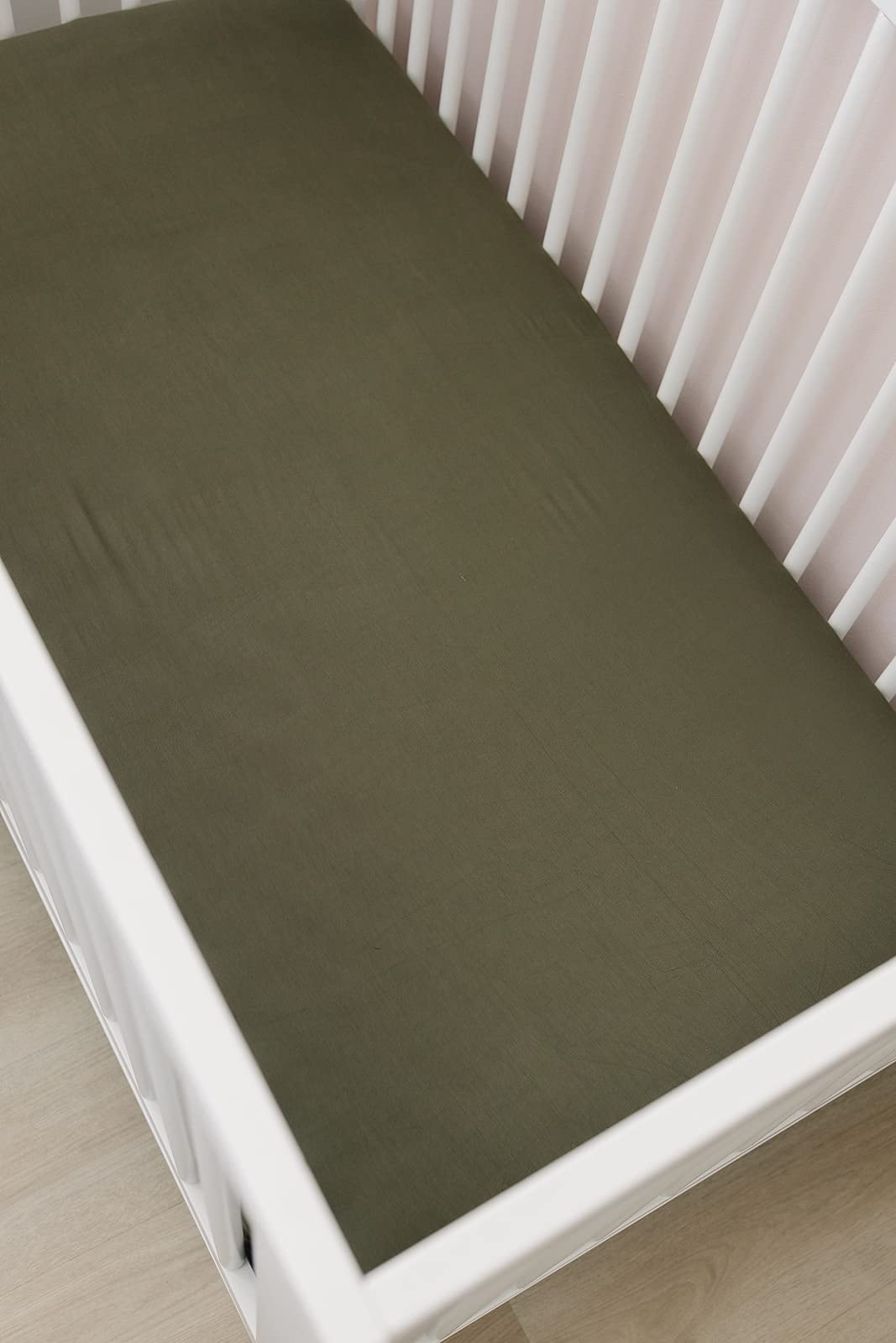 Mebie Baby Stretch Sheet Olive packaging highlights easy setup and care-ready use.