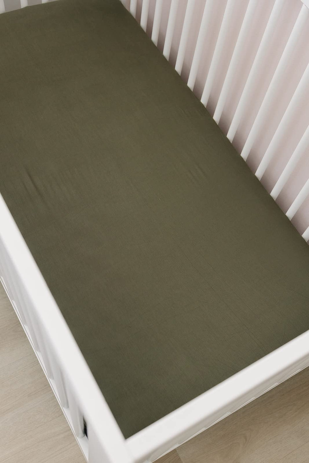 Mebie Baby Stretch Sheet Olive packaging highlights easy setup and care-ready use.