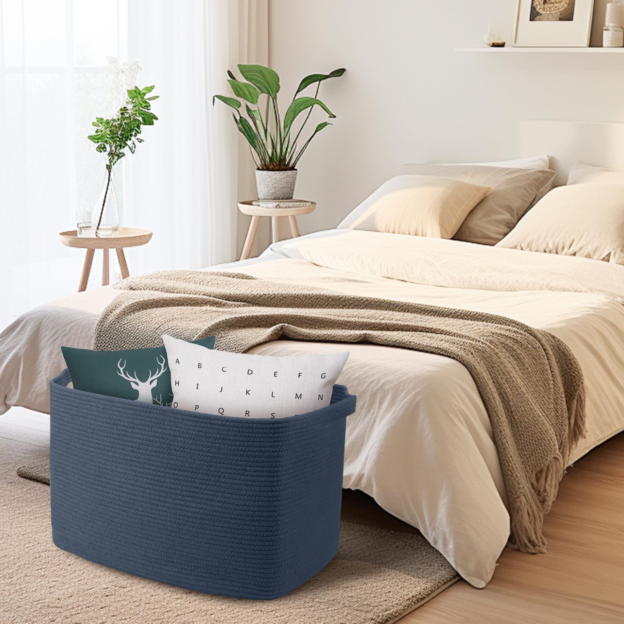 MEGASKET 87L capacity demonstrates space for blankets, pillows, or quilts.