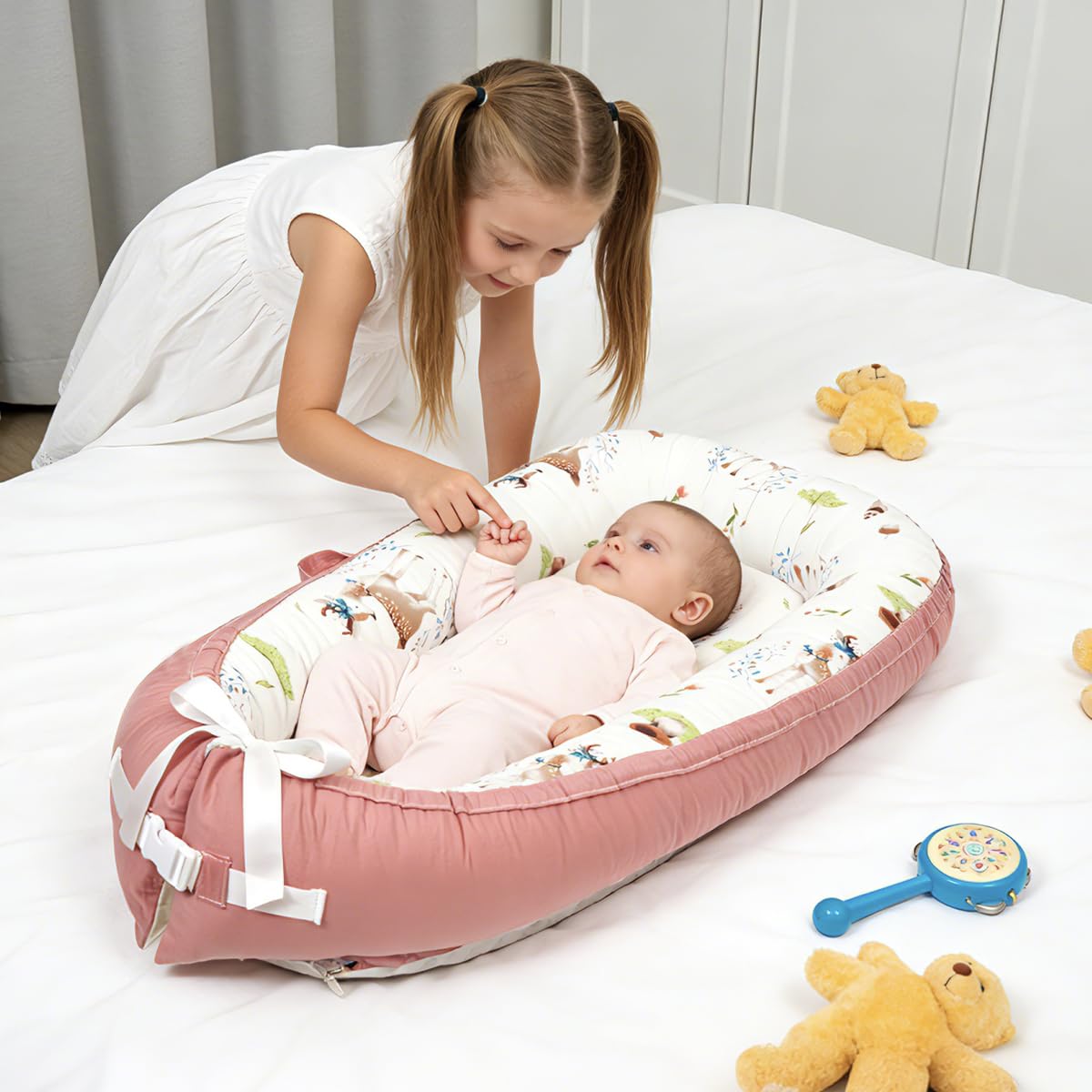 Meindoovm baby lounger nest with baby enjoying daytime bonding moments.