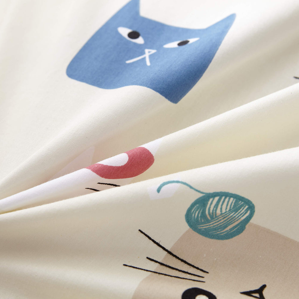 MEJU Cat Kitty duvet set features a zipper closure for easy changes.